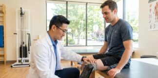 Ngilu Lutut Pakai Kaki Palsu? Ini 4 Penyebab Utamanya Teknisi memeriksa penyebab ngilu lutut pakai kaki palsu pada pasien amputasi