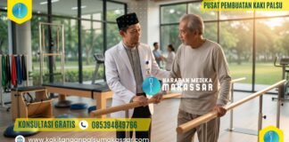Proses Amputasi Kaki: Ketika Kaki Harus Berpisah dari Tubuh Terapis pria berpeci hitam membantu latihan jalan pasien pasca pemulihan operasi amputasi kaki