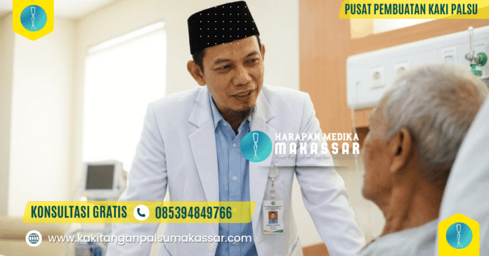 Teknisi ahli kaki palsu Makassar mengevaluasi kesiapan pasien pasca amputasi kanker tulang