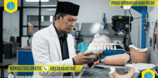Syarat Memakai Kaki Palsu: Pastikan Luka Sembuh Teknisi mengevaluasi syarat memakai kaki palsu di klinik Makassar