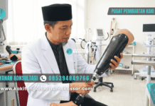 Solusi Tepat Soket Kaki Palsu Bawah Lutut Longgar Teknisi pria memeriksa soket kaki palsu bawah lutut longgar