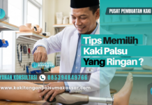 7 Tips Memilih Kaki Palsu Ringan dan Nyaman untuk Mobilitas Teknisi kaki palsu Harapan Medika Makassar sedang merakit kaki palsu ringan berbahan polipropilen