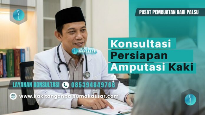 Dokter pria profesional memberikan konsultasi medis mengenai prosedur amputasi kaki di ruangan rumah sakit