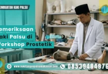Cari Kaki Palsu Ringan dan Berkualitas, Disini Tempatnya Teknisi memeriksa kaki palsu di meja kerja prostetik.