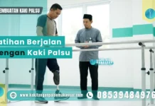 Ternyata Harapan Itu Masih Ada! Pengguna kaki palsu berlatih berjalan dengan pendampingan terapis rehabilitasi